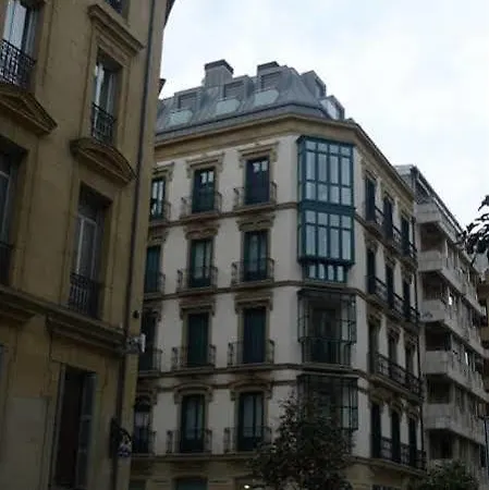 아파르타멘토스 산 마르시알 28 *