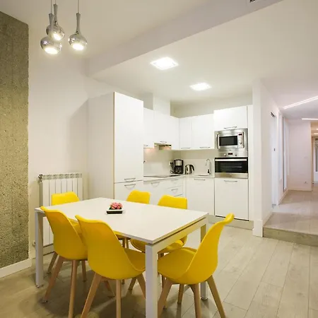 아파르타멘토스 산 마르시알 28 *